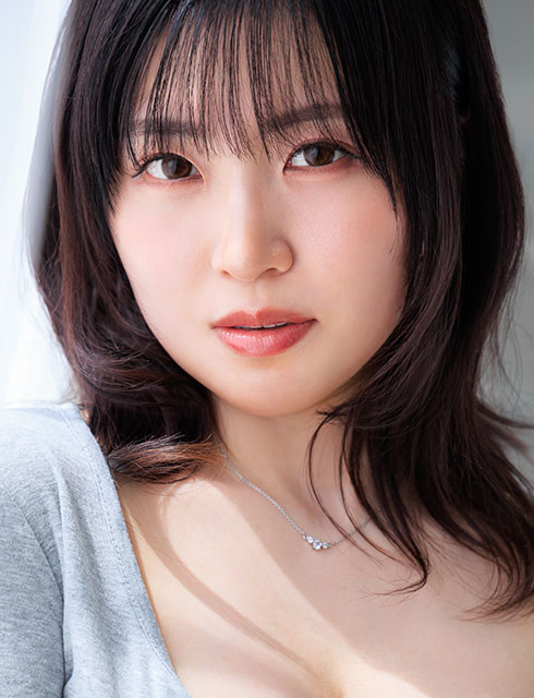里美百音の人物写真